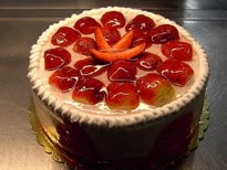 4 Kişilik Çilekli yaş pasta En yakın pastane